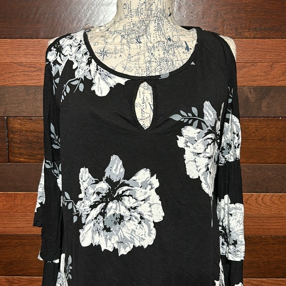 Lascana Venus Scoop Neck Cold Shoulder Long Sleeve Black and White Floral Blouse - Picture 4 of 10